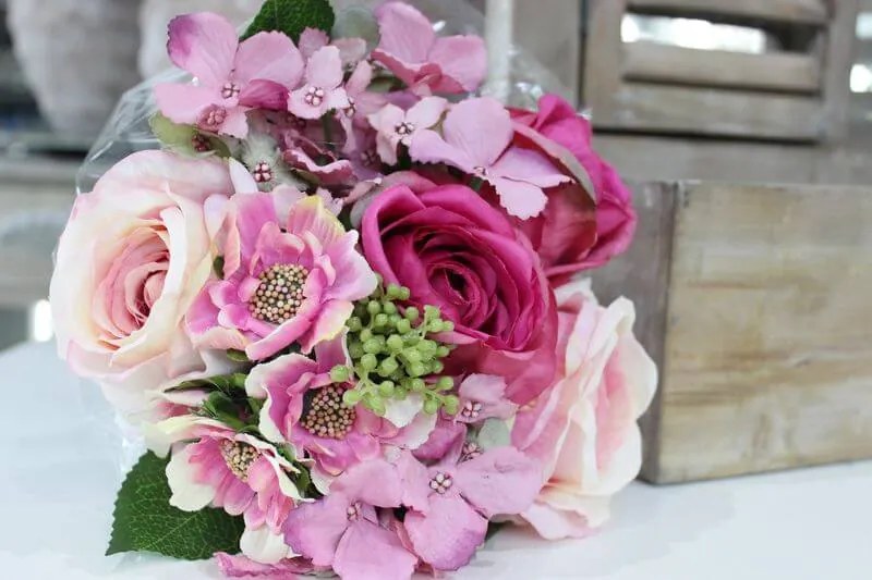 Ružová kytička z ruží a heleborusu