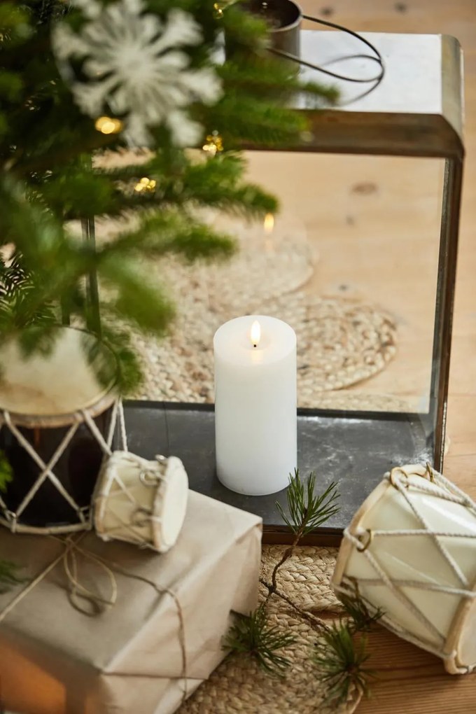 IB Laursen LED stĺpová sviečka WARM FLAME SL 12,5 cm biela
