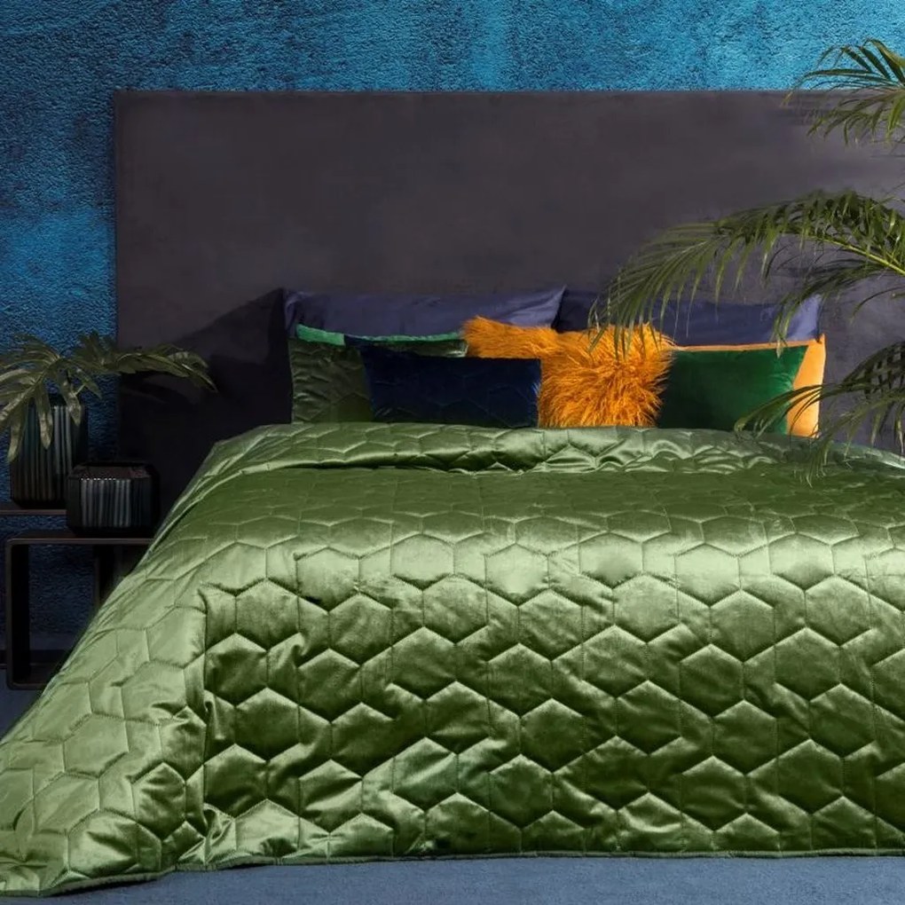 DomTextilu Zelený prehoz na posteľ z lesklej látky Šírka: 220 cm | Dĺžka: 240 cm 21777-138502