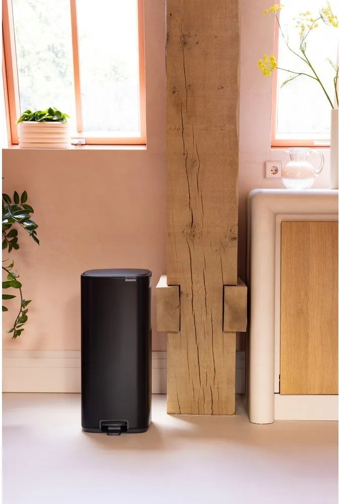 Matne čierny pedálový oceľový odpadkový kôš 30 l Bo – Brabantia