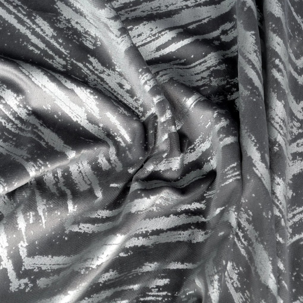 ZATEMŇOVACÍ ZÁVES NA KRÚŽKOCH SARA 140X250 CM STRIEBORNÁ