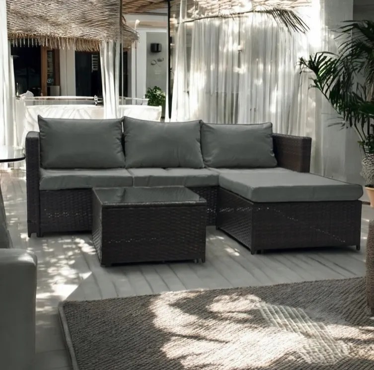 Tmavohnedá ratanová súprava so stolíkom a sivými vankúšmi