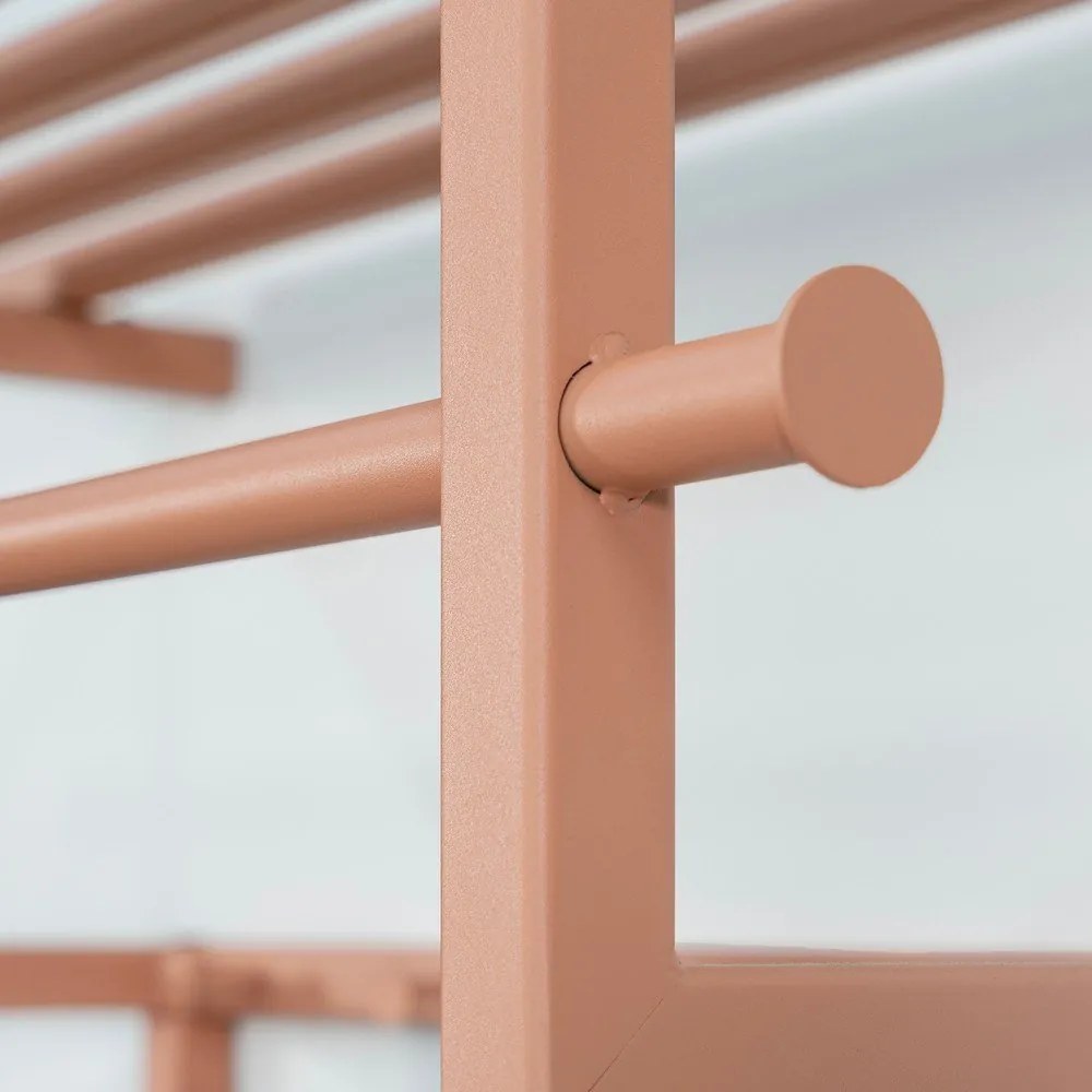 Kovový nástenný vešiak v lososovej farbe s poličkou 76 cm Rizzoli – Spinder Design