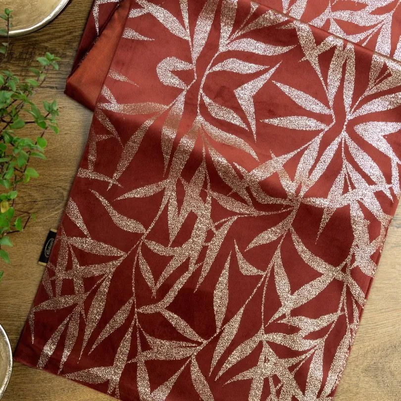 Zamatový stredový obrus s potlačou tehlovej farby Šírka: 35 cm | Dĺžka: 140 cm