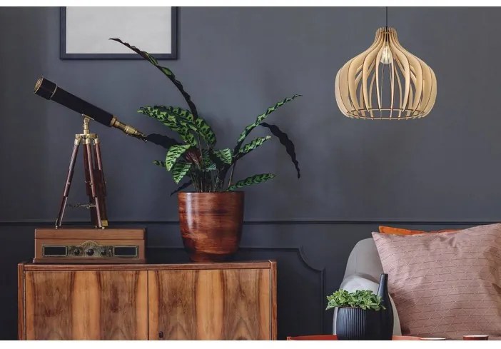Lampa v škandinávskom štýle s veľkým dreveným tienidlom