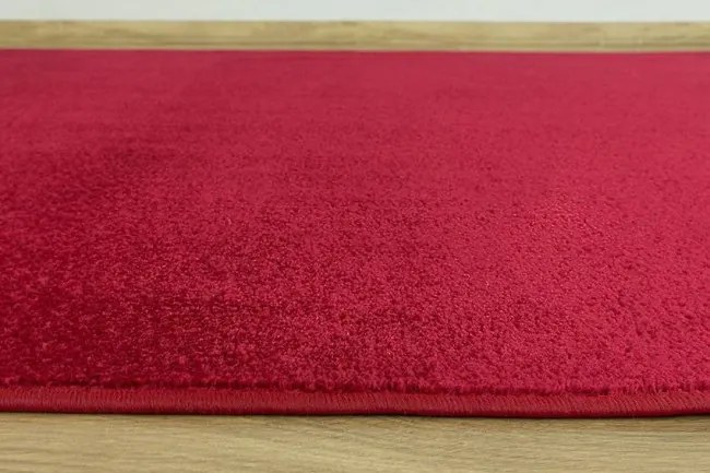 Metrážny koberec Dynasty 58 bordový