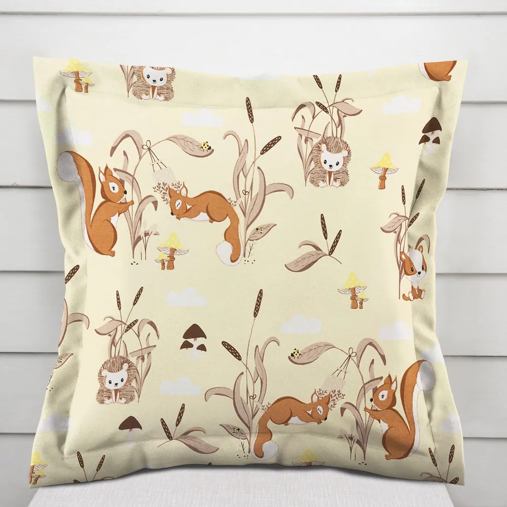 Biante Detská bavlnená obliečka na vankúš s lemom Sandra SA-700 Veveričky a ježkovia na svetlo vanilkovom 50 x 50 cm