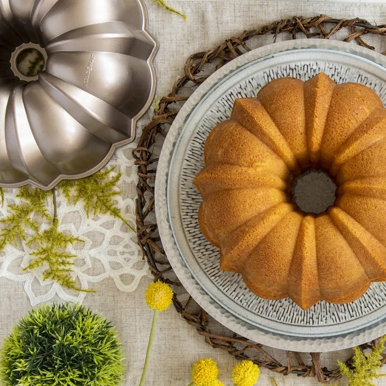 Forma na tortu Nordic Ware Original bundt, 12 šálok, karamelová, 50146