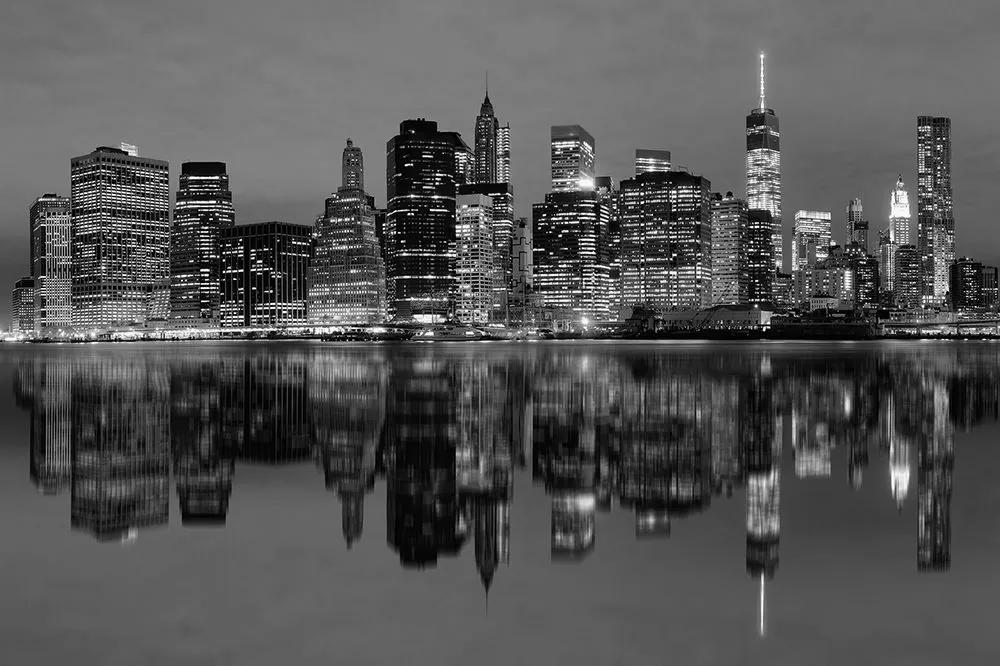 Fototapeta čiernobiely odraz Manhattanu vo vode - 225x270