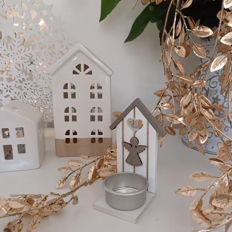 DECOLED Drevený svietnik na čajové sviečky Chalúpka s anjelom 10,5 × 5 cm, sivý a biely