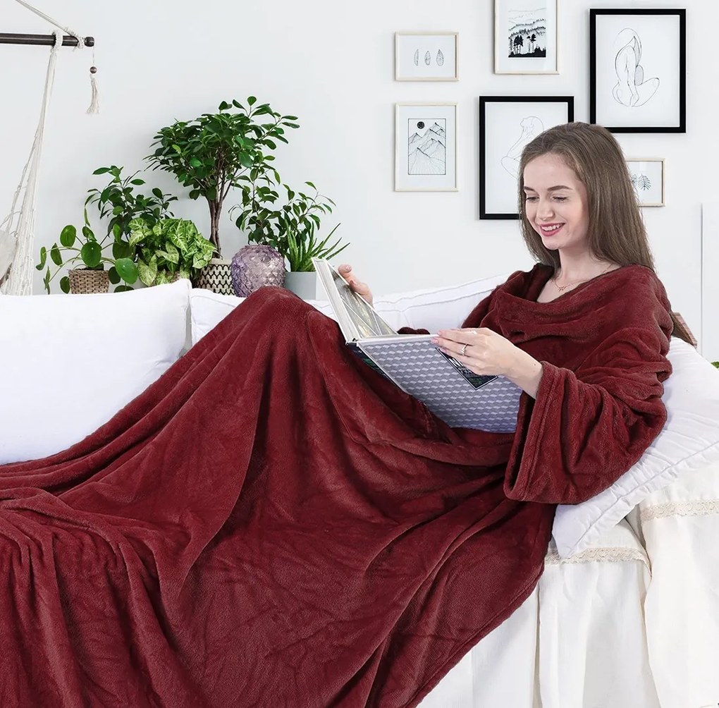 Deka s rukávmi DecoKing Lazy tmavočervená, velikost 150x180