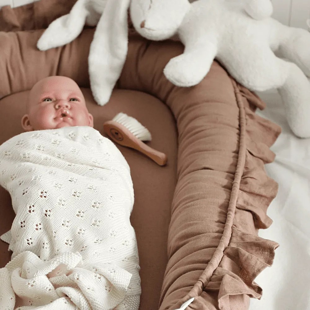 Ľanové hniezdo pre bábätko s volánom čokoládová