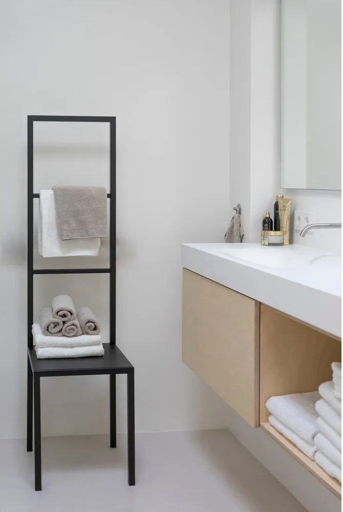 Čierny oceľový stojan na uteráky Dressbuddy – Spinder Design