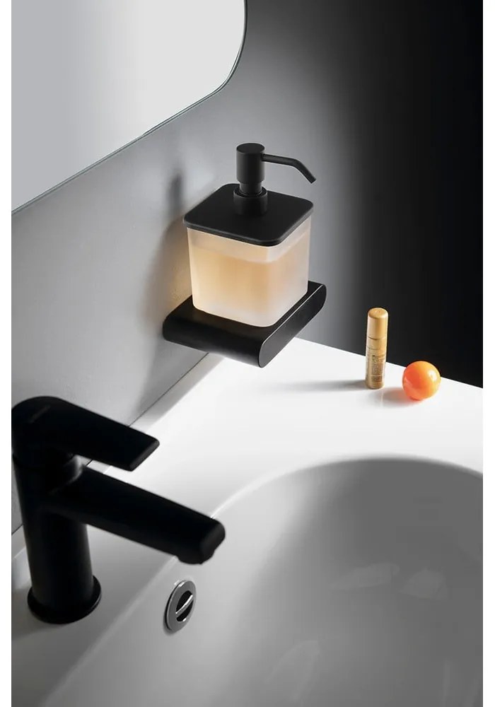 Matne čierny nástenný sklenený dávkovač mydla 300 ml Flori – Sapho