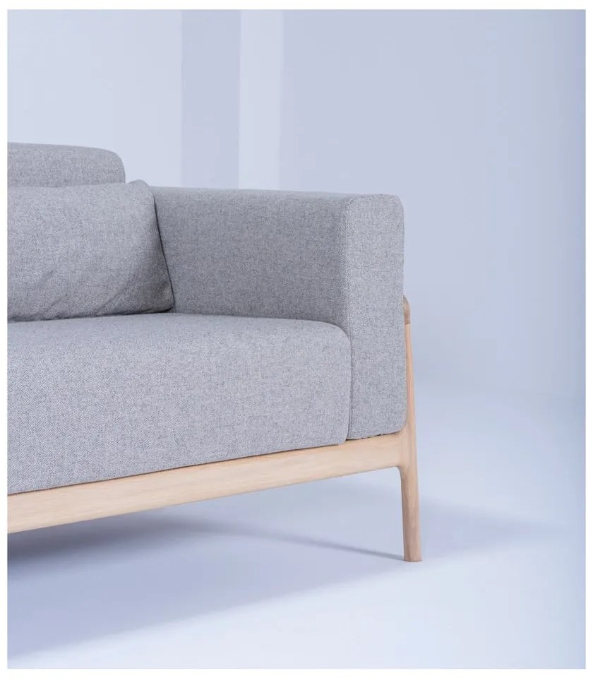 Sivá pohovka s konštrukciou z masívneho dubového dreva Gazzda Fawn, 210 cm