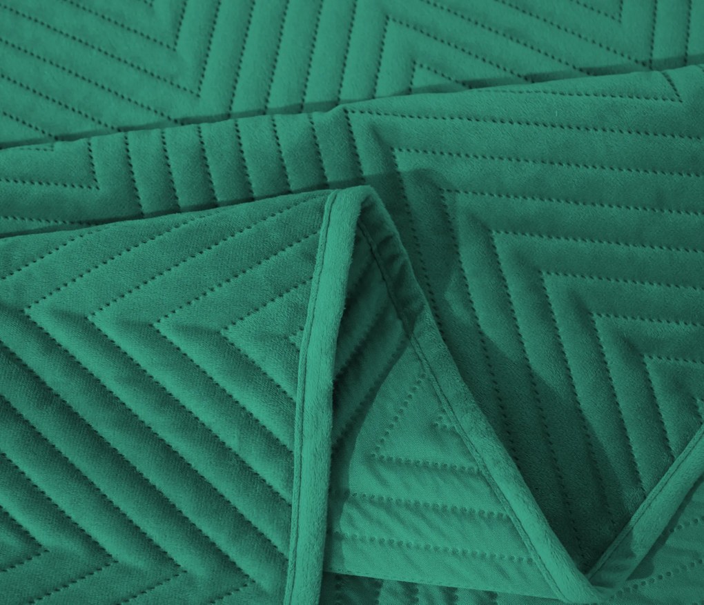 Zelený zamatový prehoz na posteľ so vzorom ARROW VELVET Rozmer: 220 x 240 cm