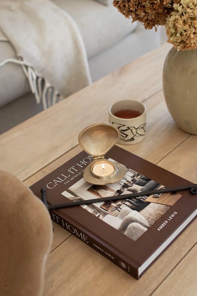 Ferm Living Mosadzný svietnik na čajovú sviečku Clam