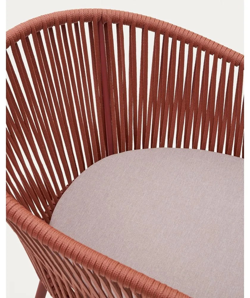 Terakotová kovová/polstrovaná záhradná stolička Yanet – Kave Home