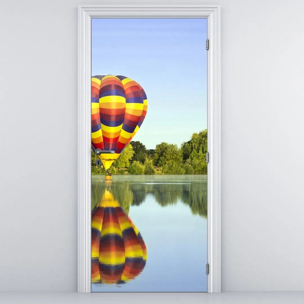 Fototapeta na dvere - Teplovzdušný balón na jazere (95x205cm)