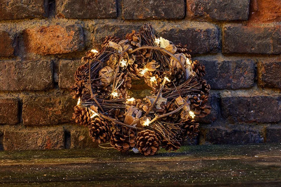 DECOLED Věnec z borovicových šišek 32x15 cm