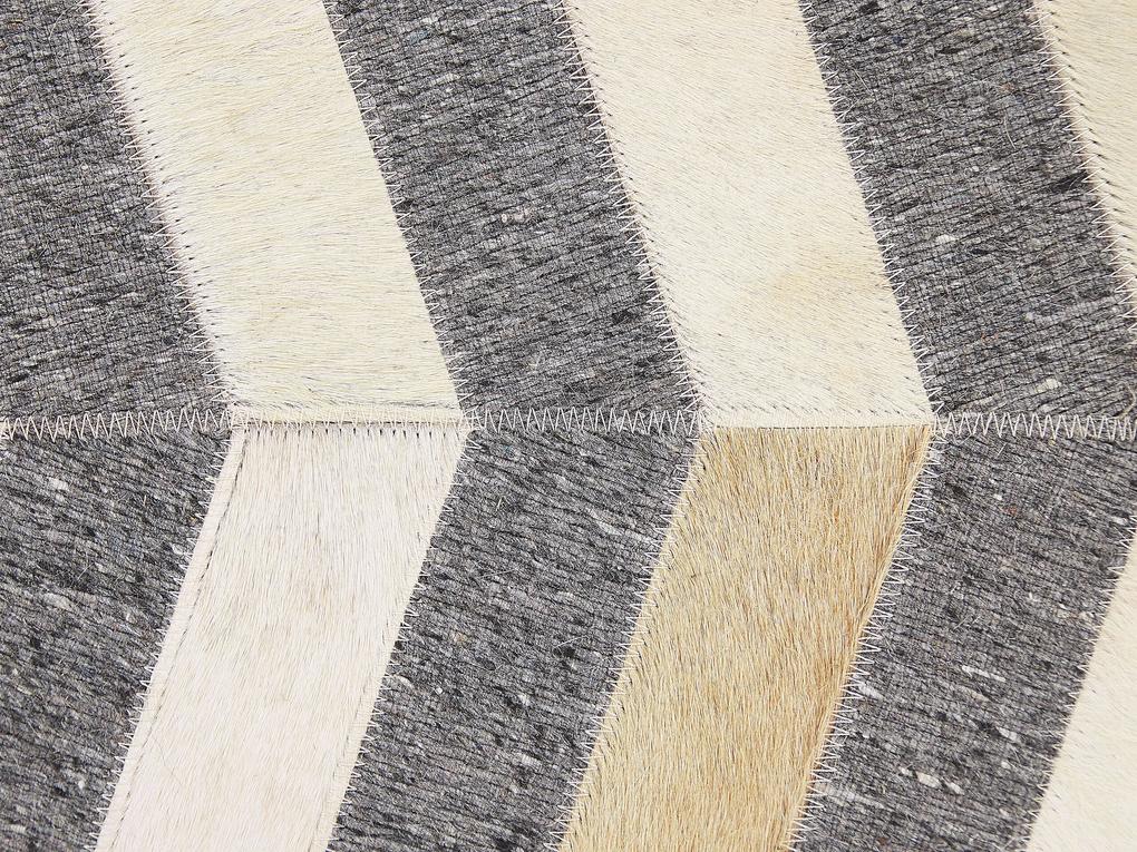 Kožený koberec 140 x 200 cm sivá/béžová BAGGOZE Beliani