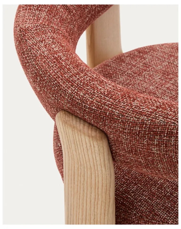 Jedálenské kreslo s podrúčkami z jaseňového dreva v prírodnej farbe/terakotové Granite – Kave Home