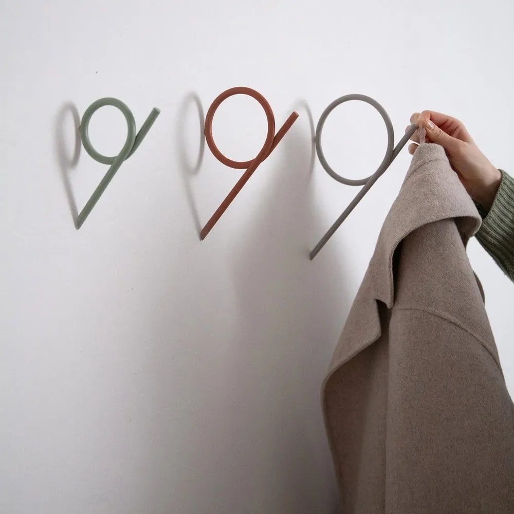 Taupe nástenný oceľový háčik Tuba S – Spinder Design