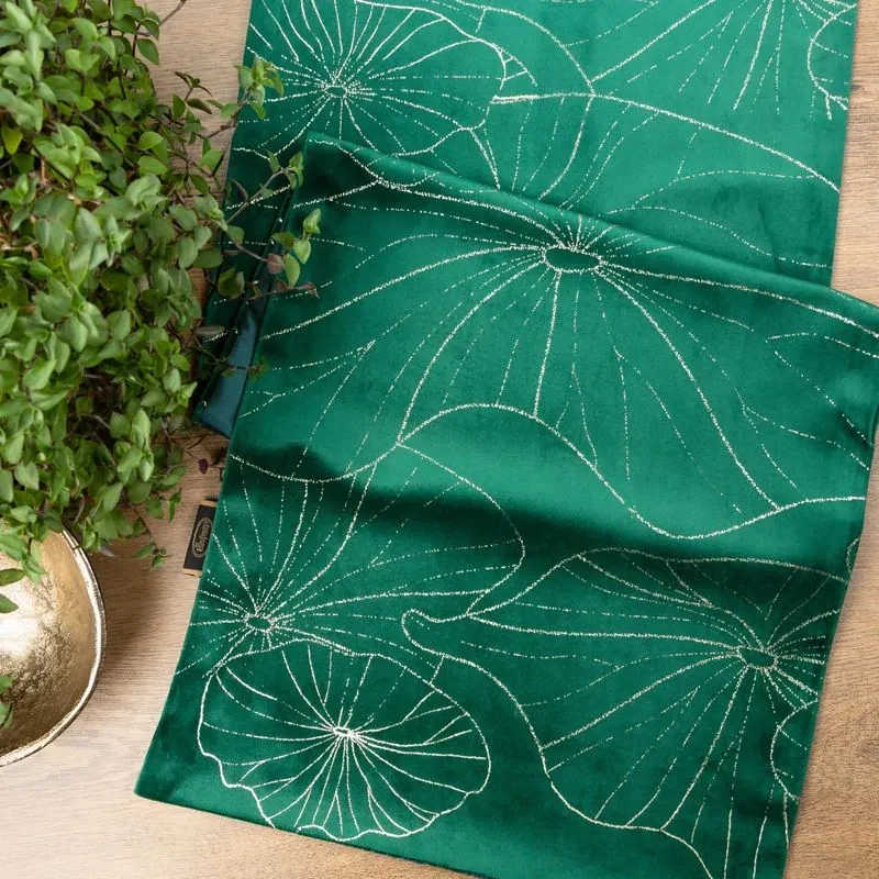 Dekorstudio Elegantný zamatový behúň na stôl BLINK 18 tmavozelený Rozmer behúňa (šírka x dĺžka): 35x220cm