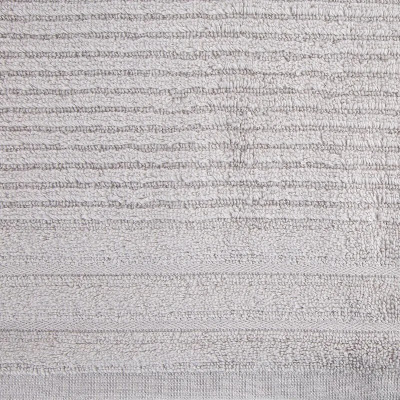 Dekorstudio Bavlnený uterák SAMMY zdobený pruhmi v striebornej farbe Rozmer uteráku: 50x90cm