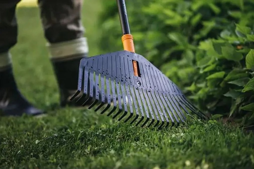 Fiskars Solid L Hrable na lístie, s násadou, 175cm (135016) 1003465