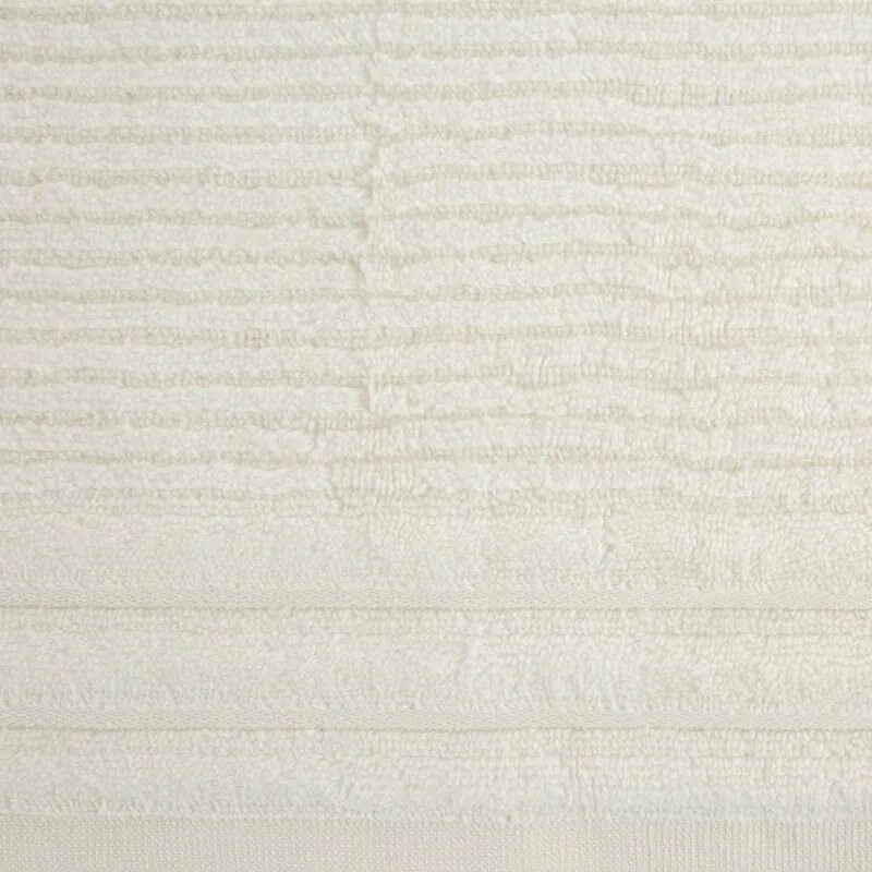 Dekorstudio Bavlnený uterák SAMMY zdobený pruhmi v krémovej farbe Rozmer uteráku: 50x90cm
