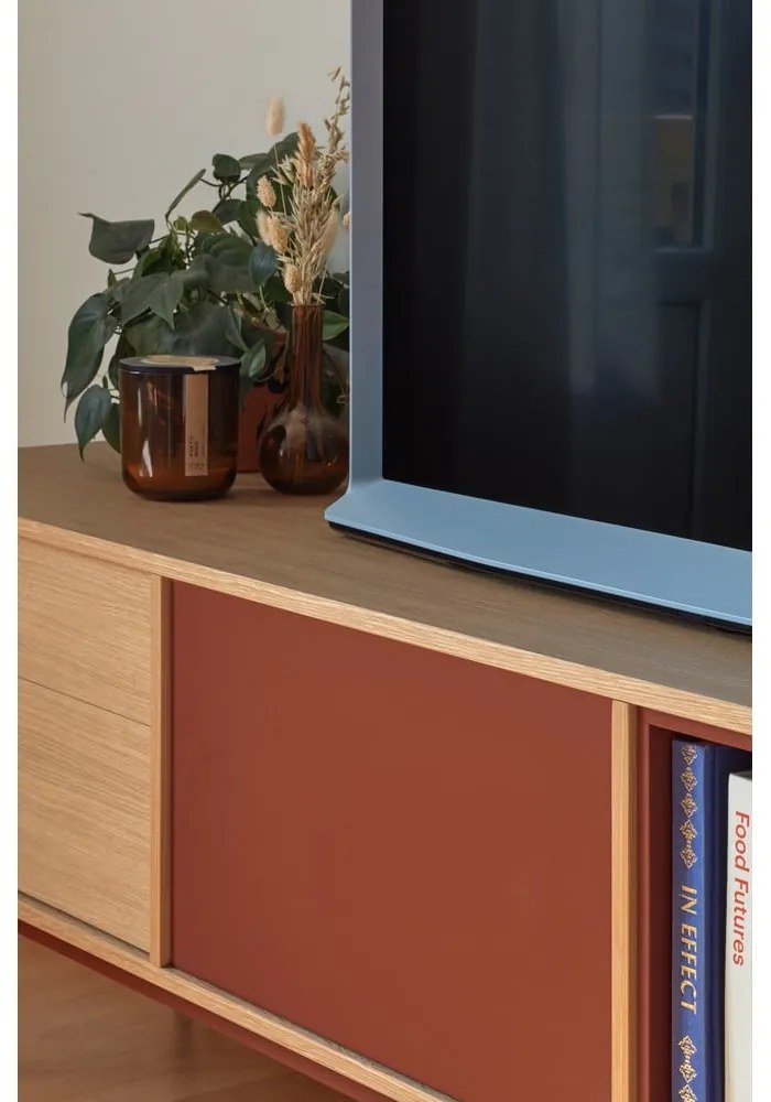 Tehlovočervená TV komoda v dubovom dekore Teulat Yoko