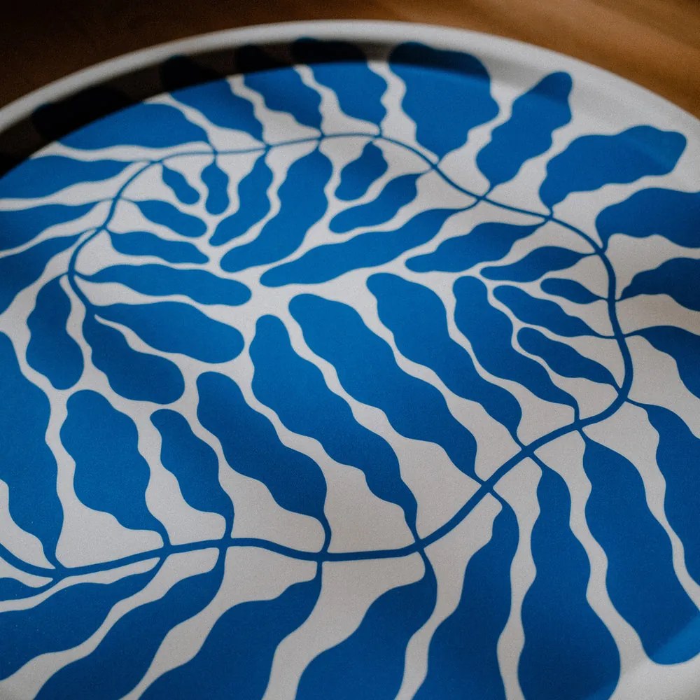 Wrap Ilustrovaná tácka drevená Art Trays by Linnéa Andersson okrúhla modrá