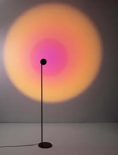 LED čierna stojaca lampa Irida so šošovkami