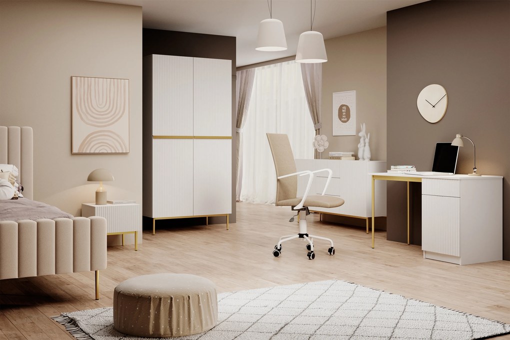 Biela komoda Nicole 150 cm so zásuvkami a ryhovaným čelom - matná biela / zlaté nohy