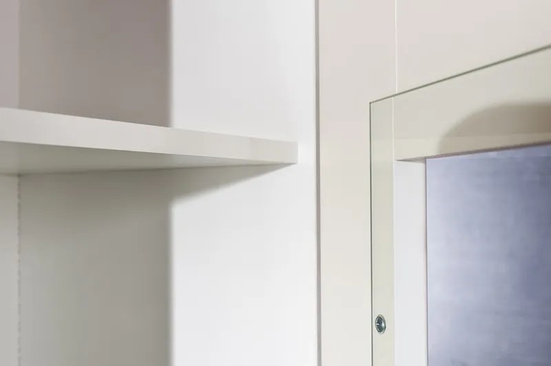 Vitrína Caracas typ 28, dub / biely lesk, s osvetlením