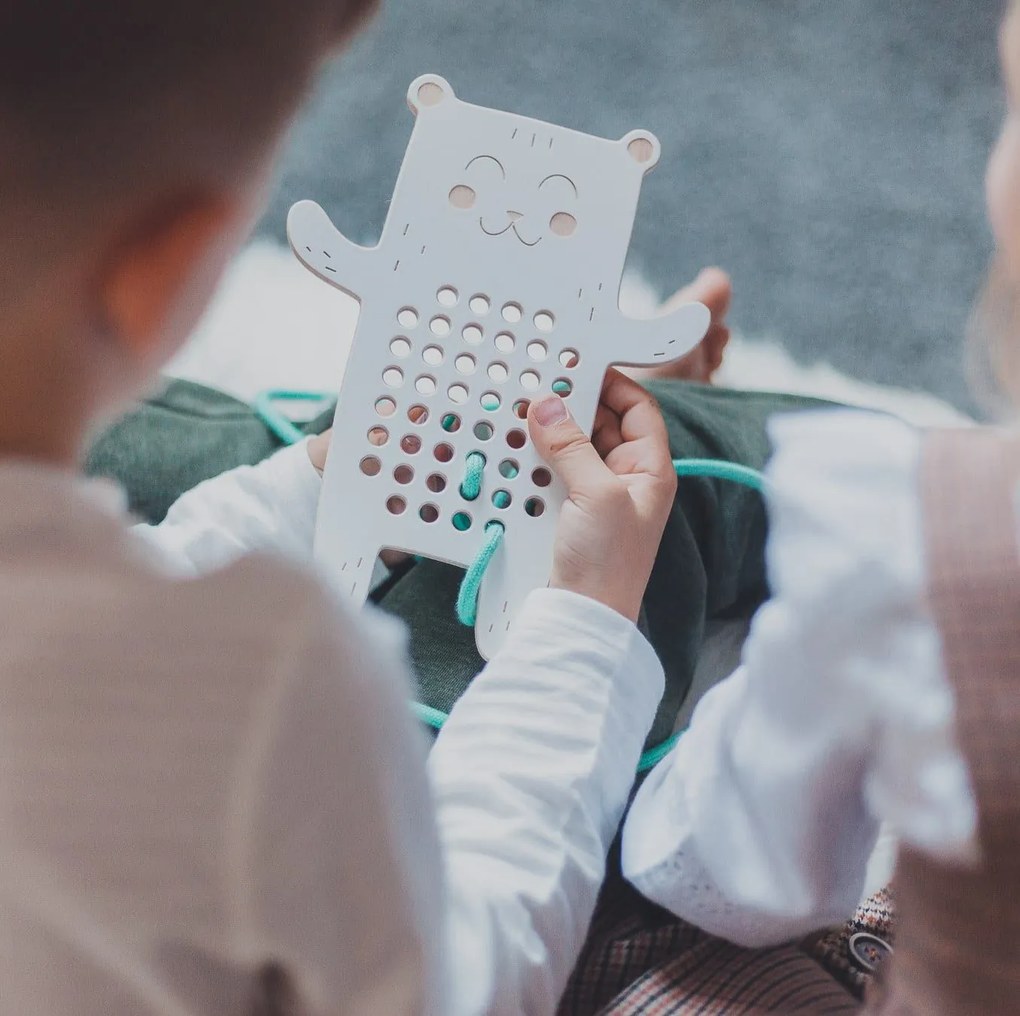 Montessori dřevěná prepletacia hračka - pan medvěd