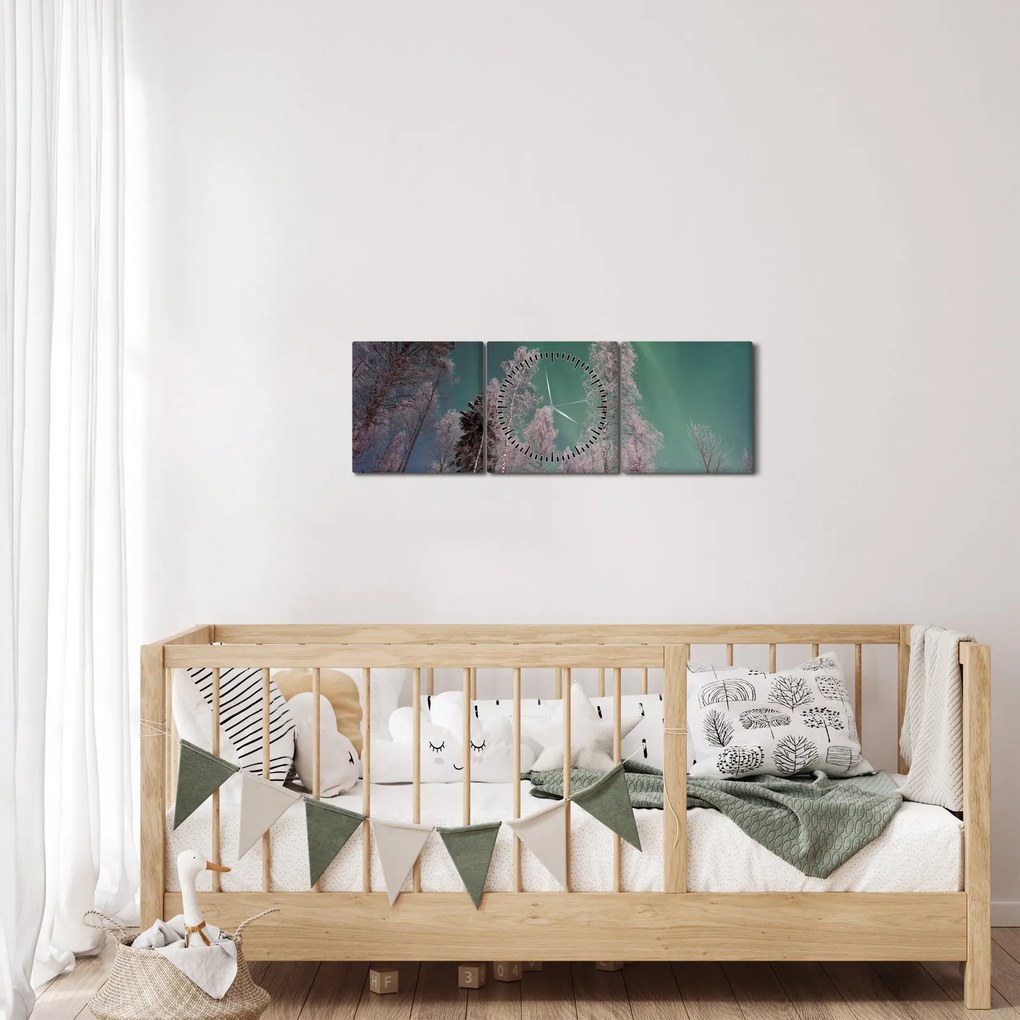 Obraz polárna žiara nad zamrznutými stromami (s hodinami) (90x30 cm)