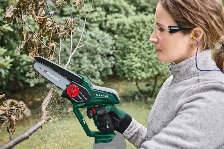 Parkside®  Aku reťazová píla 20 V Paghs C3 + Akumulátor 20 V/2 Ah PAP 20 B1 + Nabíjačka na akumulátor 20 V/2,4 A PLG 20 C1  (800011621)