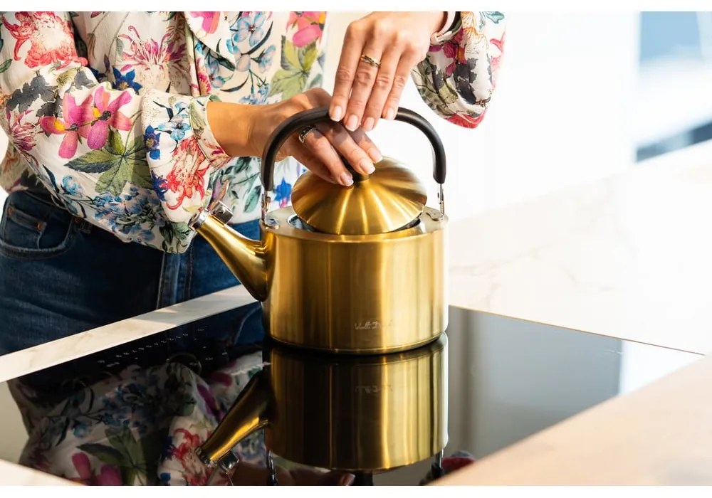 Varná kanvica z nehrdzavejúcej ocele v zlatej farbe 1,5 l Diamante – Vialli Design