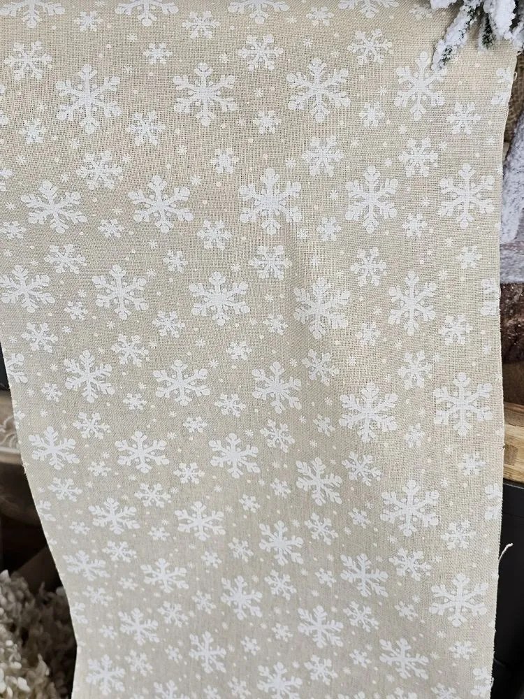 Béžový vianočný behúň / látka na stôl s vločkami - 30*300 cm