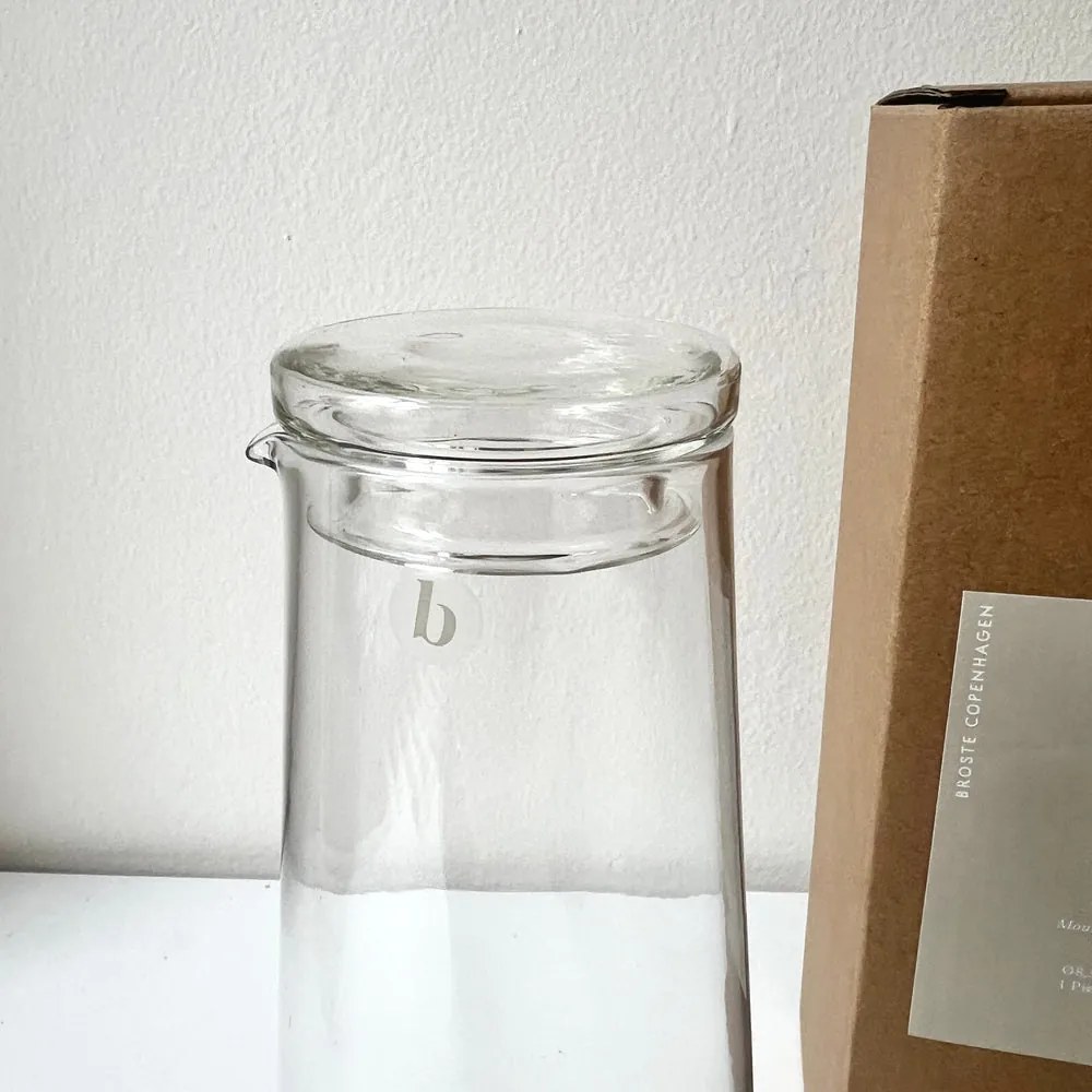 Broste Copenhagen Sklenená karafa s viečkom Amber 800ml