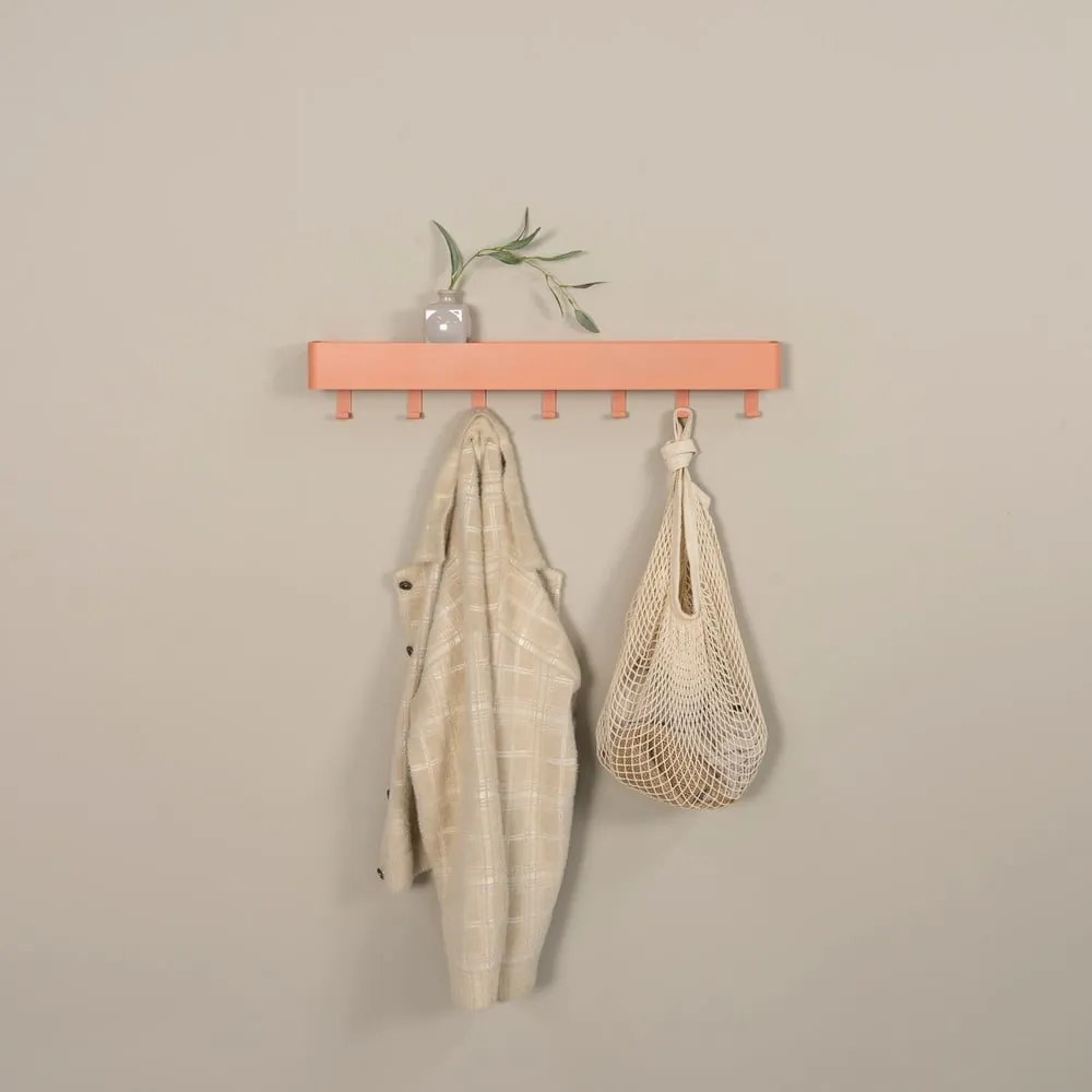Kovový nástenný vešiak v lososovej farbe s poličkou Dax Play – Spinder Design