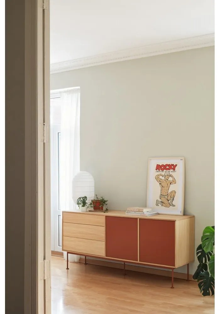 Tehlovočervená komoda v dubovom dekore Teulat Yoko, šírka 180 cm