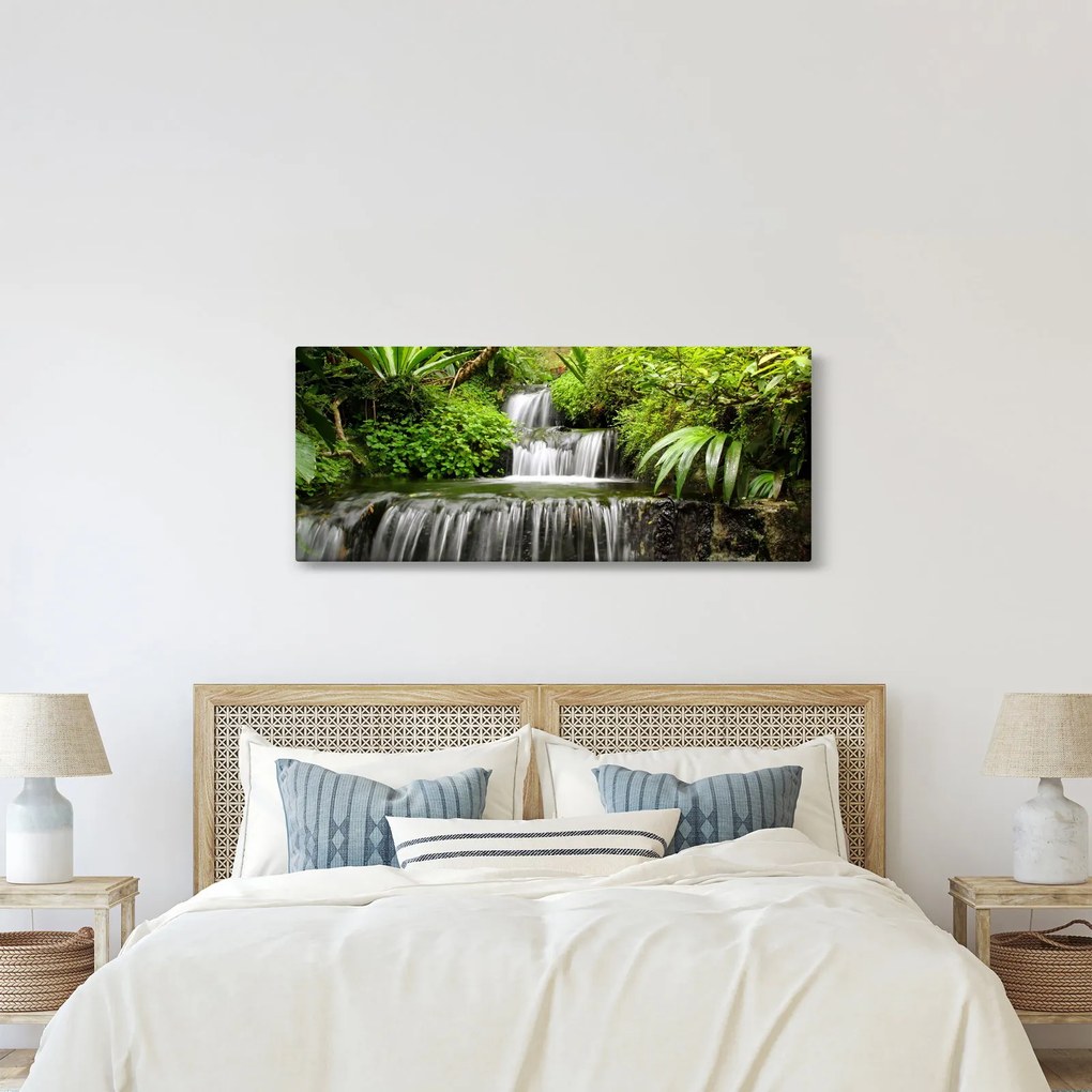 Obraz - Vodopád v dažďovom lese (120x50 cm)