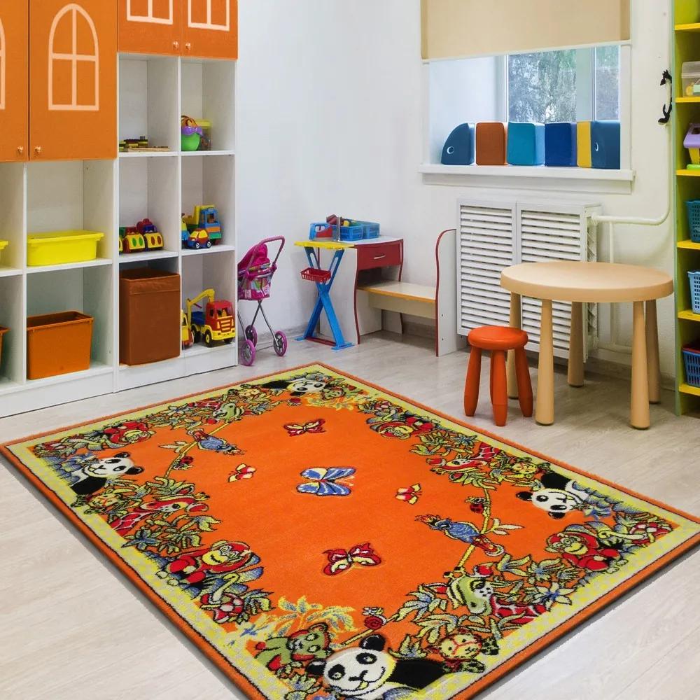 DomTextilu Krásny detský koberec v žiarivej oranžovej farbe so zvieratkami 13363-113841