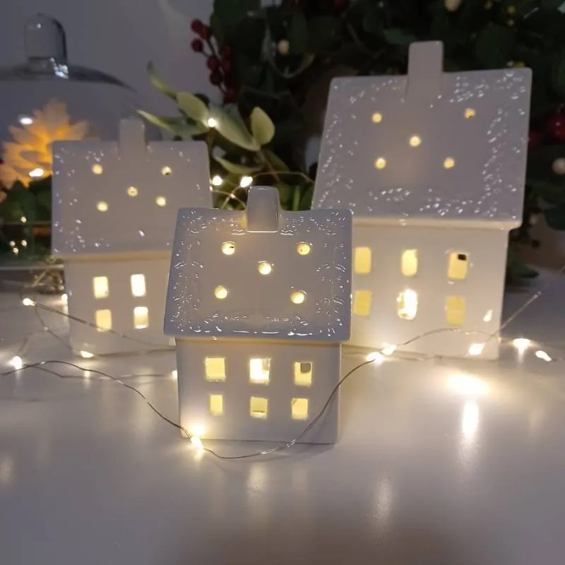 DECOLED Keramický domeček, 8,5 x 6,9 x 12,9 cm, teple bílá, 2xLR44