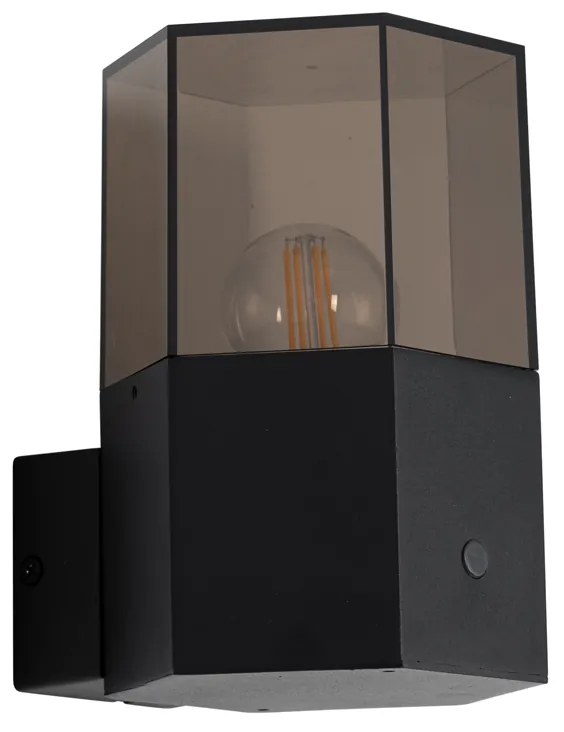 Vonkajšia nástenná lampa čierna s dymovým sklom šesťuholník a senzorom súmraku - Denmark