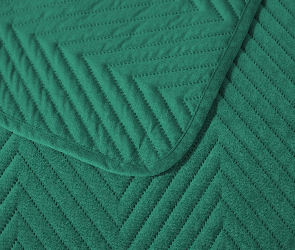 Zelený zamatový prehoz na posteľ so vzorom ARROW VELVET Rozmer: 200 x 220 cm