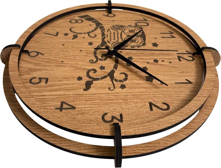 Drevené nástenné hodiny Sova na vetve – dubový dekor, tichý chod | SENTOP HDF0573-OAK